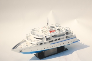Yacht en bois Karma Fushi fait main - Modèle de bateau de croisière de luxe moderne des Maldives pour la décoration de la maison ou du bureau - Product Image 6