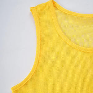 เสื้อกีฬาแบบไม่มีแขนสำหรับฝึกซ้อม ขายส่ง มีหมายเลข ผลิตจากโพลีเอสเตอร์ 100% ผ้าตาข่าย เหมาะสำหรับฟุตบอล เสื้อกั๊กสำหรับผู้ใหญ่ - Product Image 4