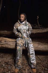 Conjunto deportivo con estampado de jungla hecho en French Terry para hombre, con efecto desgastado y pedrería, de algodón grueso y pesado. - Product Image 5