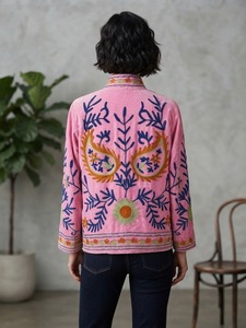 Chaqueta de Terciopelo Rosa de Lujo con Bordado Suzani para Mujer, Estilo Botánico Boho Étnico, Proveedor Mayorista de Moda Boutique - Product Image 2
