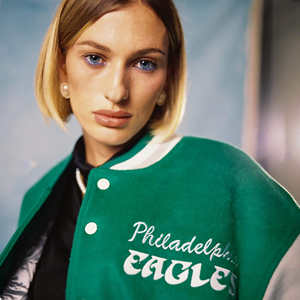 เสื้อแจ็คเก็ตวาร์ซิตี้สีเขียวสำหรับผู้หญิง ผ้าขนสัตว์ผสม แจ็คเก็ตเบสบอลแบบ Letterman สำหรับวิทยาลัย แขนเสื้อตัดสี  โลโก้สั่งทำได้ รับผลิตแบบ OEM - Product Image 3