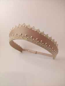 Diadema de Satén Color Durazno con Bordado Floral de Perlas Blancas, Accesorio para el Cabello de Mujer, Corona Nupcial Hecha a Mano, Diadema Tipo Alice Puntiaguda - Product Image 4