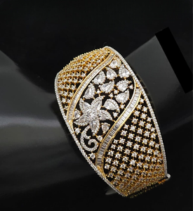 Bracelet ouvrable de qualité supérieure, finition or blanc, design élégant, finition luxueuse, idéal pour les tenues de soirée, convient aux tenues ethniques et occidentales. - Product Image 1