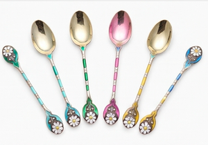 Juego de cucharas metálicas con diseño floral, mangos coloridos y motivos de margaritas en estuche de terciopelo para un uso elegante en la mesa. - Product Image 3
