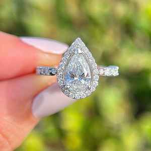 Anillo de Moissanita en Forma de Pera con Detalle de Halo y Banda Pavé en Oro Blanco de 14K, Anillo de Boda Refinado para Mujer, Joyería Fina - Product Image 1