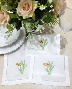 ผ้าเช็ดปากปักลายปลาแบบทำมือขายส่ง ผ้าฝ้ายสีขาวเย็บริมผ้าแบบเฮมสติทช์ ผ้าเช็ดปากแบบพับสำหรับค็อกเทล ใช้สำหรับบ้าน งานอีเว้นท์ และบาร์ - Product Image 2