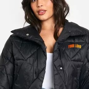Manteau d'hiver chaud en duvet pour femme OEM, veste matelassée noire en polyester à col montant, manches longues, épaisse, avec logo sur le devant, tendance et polyvalente - Product Image 6