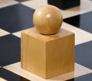 Jeu d'échecs vintage reproduit Bauhaus 1924, géométrique abstrait, en bois d'ébène et de buis naturel, pièces de 1,9 pouce, au meilleur prix - Product Image 1