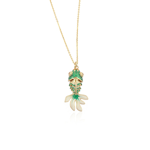 Colgante articulado de latón chapado en oro de 18k con esmalte cloisonné verde de pez koi y pequeños ojos de circonita cúbica, collar tradicional de la suerte y la prosperidad. - Product Image 1