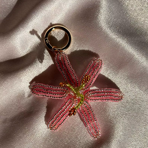 Breloque de sac et porte-clés classique de haute qualité, écologique et lavable, avec fleur de lys tigré rose perlée et broderie de graines, également pendentif de sac à main - Product Image 1