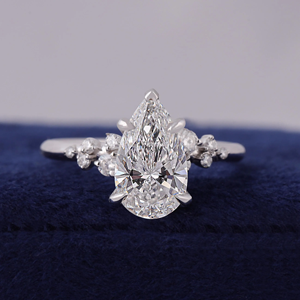 Bague de fiançailles en platine avec diamant de laboratoire taille poire et pierres latérales en diamant, certifiée IGI, style classique pour femme - Product Image 1