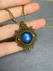 Collier Pendentif Macramé Fait Main en Labradorite Olive avec Éclat Bleu, Bijou en Cristal de Guérison Certifié IGI, Plaqué Or sur Corde – Vente en Gros - Product Image 1
