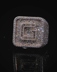 แหวนแชมป์เปี้ยนชิพแบบ Iced Out สำหรับผู้ชาย ประดับเพชร VVS มอยส์ซาไนต์ แหวนฮิปฮอปแบบมีตัวอักษร สั่งทำได้ หรูหรา ประดับเพชรระยิบระยับ ของขวัญสุดพิเศษ - Product Image 1