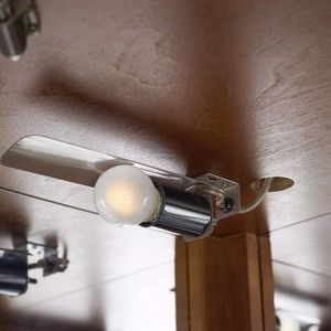 Vetrina Angolare a 6 Ripiani in Noce con Luci, Specchi e Ripiani Regolabili, Lampadine E26 Non Incluse - Product Image 2
