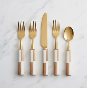 Ensemble de couverts minimalistes en acier inoxydable doré avec manches en bois poli miroir, compatibles lave-vaisselle, essentiels pour la table de mariage ACMI - Product Image 1
