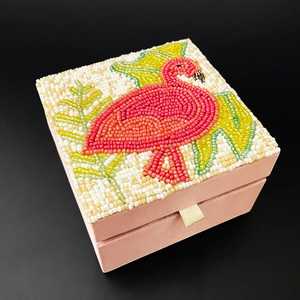 Boîte de rangement à bijoux rectangulaire moderne de luxe, brodée de perles, avec miroir, personnalisable, en velours, pour boucles d'oreilles et colliers – Édition promotionnelle anniversaire - Product Image 3