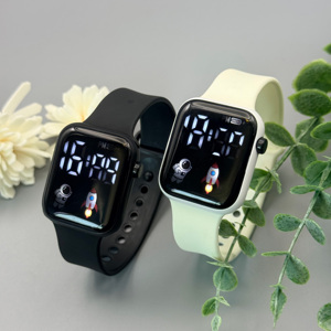 Montre connectée carrée numérique sportive INS pour hommes et femmes, idéale pour <span class=keywords><strong>les</strong></span> élèves du primaire, du collège et du lycée, avec un design cœur <span class=keywords><strong>de</strong></span> football. - Product Image 1