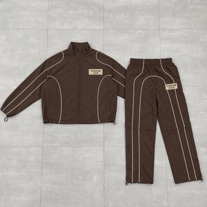 Ensemble de survêtement unisexe en polyester marron, veste zippée avec poches latérales et logo personnalisé, style sportif, vêtements d'automne - Product Image 1