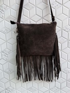 Bolso bandolera de cuero de vaca con flecos y parches, hecho a mano de alta calidad, con pelo de animal, estilo gypsy, a la moda. - Product Image 3