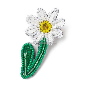 Broche de aleación plateada con flor de margarita, bordado con lentejuelas y cuentas, para chaquetas, bolsos, sombreros, venta al por mayor personalizada - Product Image 1
