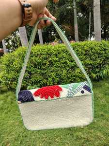Sac à bandoulière léger fait main, style bohème, broderie abstraite tissée et perlée, idéal pour mariage - Product Image 2