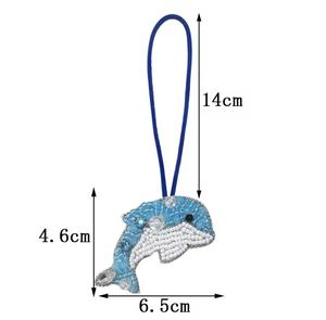 Llaveros de fiesta vintage hechos a mano con diamantes de imitación, color azul y blanco, con letras del alfabeto multicolor y dijes de pulsera con iniciales. - Product Image 1