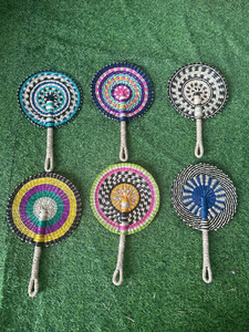 Abanico de mano de hierba marina tejida de Vietnam con mango de madera para refrescarse, eventos de verano, regalos y exhibición decorativa al por mayor - Product Image 4