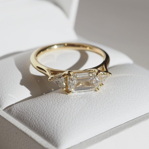 Anillo de compromiso de oro blanco de 10 quilates con moissanita de corte esmeralda y piedras triangulares laterales, anillo de tres piedras de oro macizo para mujer - Product Image 1