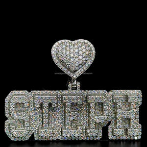 Pendentif personnalisé en forme de cœur en diamant Moissanite VVS de taille ronde avec nom brillant en 3D glacé avec style Hip Hop pour les fêtes - Product Image 1