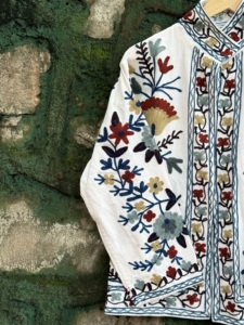 Chaqueta Étnica de Algodón Tejido con Bordado Sujani Hecha a Mano en Color Blanco de Lujo para Mujer, Ropa de Abrigo Artesanal de Otoño/Invierno, Venta al Por Mayor de Boutique - Product Image 4