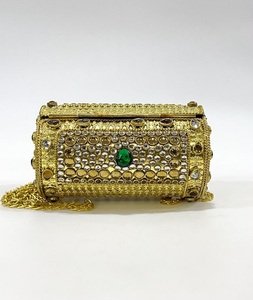 Pochette à rabat Kundan, sac à main perlé et orné de pierres, sac à chaîne dorée fait main, idéal pour mariage, anniversaire et activités de plein air - Product Image 3