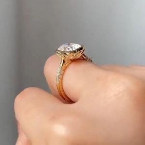 Bague de fiançailles en moissanite taille coussin, sertie clos, en or, bague de mariée, bague solitaire, cadeau pour elle, bague pour femme. - Product Image 4