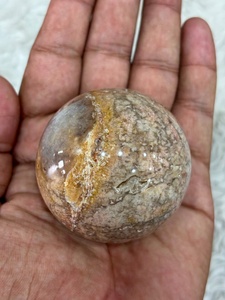 Sphère polie en agate fleurie de couleur rose blush, avec motifs de plumes délicats, accents laiteux, forme arrondie et d'une esthétique artistique. - Product Image 3