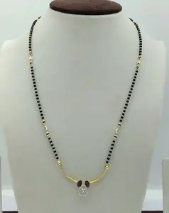 Mangalsutra tradicional de cuentas negras con detalles en oro y colgante circular de piedra, elegante collar largo para mujer. - Product Image 1