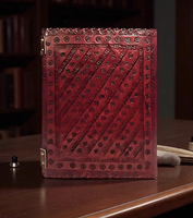 Carnet médiéval artisanal en cuir marron, sept chakras, papier à bords festonnés, fermeture à loquet, taille et logo personnalisables pour le bureau, le yoga et la pleine conscience