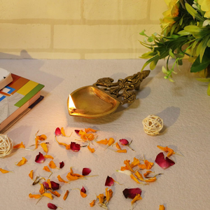 Cuillère Hawan en laiton antique avec Diya à huile, louche traditionnelle pour le versement du ghee, accessoire décoratif pour la cérémonie du feu, laiton fait main - Product Image 1