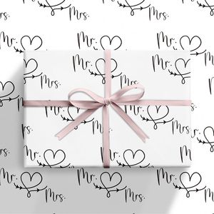 Rotolo di Carta da Regalo Romantica per Matrimonio, Formato Mini, Design Mr. & Mrs. in Bianco e Nero con Motivo a Cuore e Freccia - Product Image 3