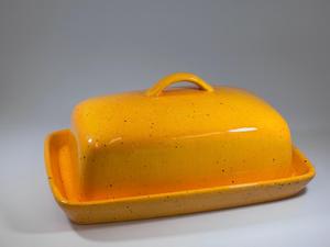 Pot à beurre rustique moucheté avec couvercle en dôme, base stable et plateau de service – Rangement élégant pour comptoir de cuisine, idéal pour la présentation du beurre frais - Product Image 6