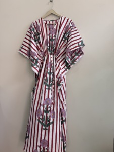 Robe kaftan en coton indien minimaliste à motifs floraux respirante : imprimée à la main, taille unique - Product Image 3
