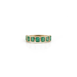 Anillo de media eternidad apilable con esmeralda zambiana de corte octogonal engastada en bisel, oro amarillo macizo de 14K, fabricante de joyería con gemas auténticas - Product Image 1