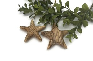 Charmant ornement en bois fait main à suspendre, orné de symboles et de motifs classiques de la saison des fêtes - Product Image 3