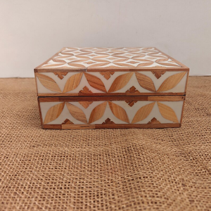 Boîte artisanale incrustée : décor floral, boîte en bois et os - Product Image 5