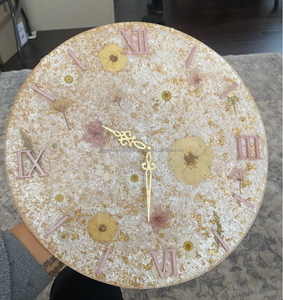 Horloge murale en bois et résine époxy blanche artisanale, décoration intérieure personnalisée en provenance d'Inde - Product Image 3