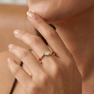 Anillo de Compromiso de Diamantes con Corte Marquesa en Oro Amarillo para Mujer, Estilo Clásico - Product Image 3