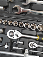 Juego de Llaves de Tubo Automotrices Completo de 82 Piezas con Trinquete, Puntas, Extensiones y Articulaciones en Estuche Rígido para Reparación de Automóviles