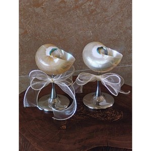 Copa de vino de metal y concha marina de la mejor calidad con detalles de lazo de cinta, ideal para servir vinos tintos, blancos y espumosos - Product Image 4