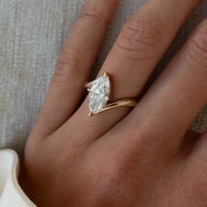 Anillo de Compromiso con Diamante Corte Marquesa, Oro Sólido de 18K, Engaste de Garras, Banda Pavé, Joyería Fina Clásica para Mujer - Product Image 2