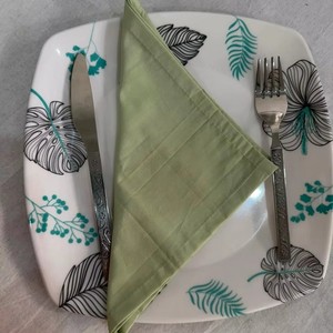 Serviettes de table en coton uni faites à la main, minimalistes, 16x16 pouces, réutilisables et écologiques pour la décoration de mariage moderne - Product Image 4