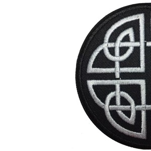 Parche Bordado Circular Ecológico con Diseño Geométrico Blanco en Fieltro No Tejido Negro, Estilo Coser - Product Image 1