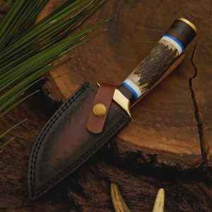 Cuchillo de punta caída hecho a mano con acero de Damasco, mango de cuerno y funda de cuero para caza - Product Image 2